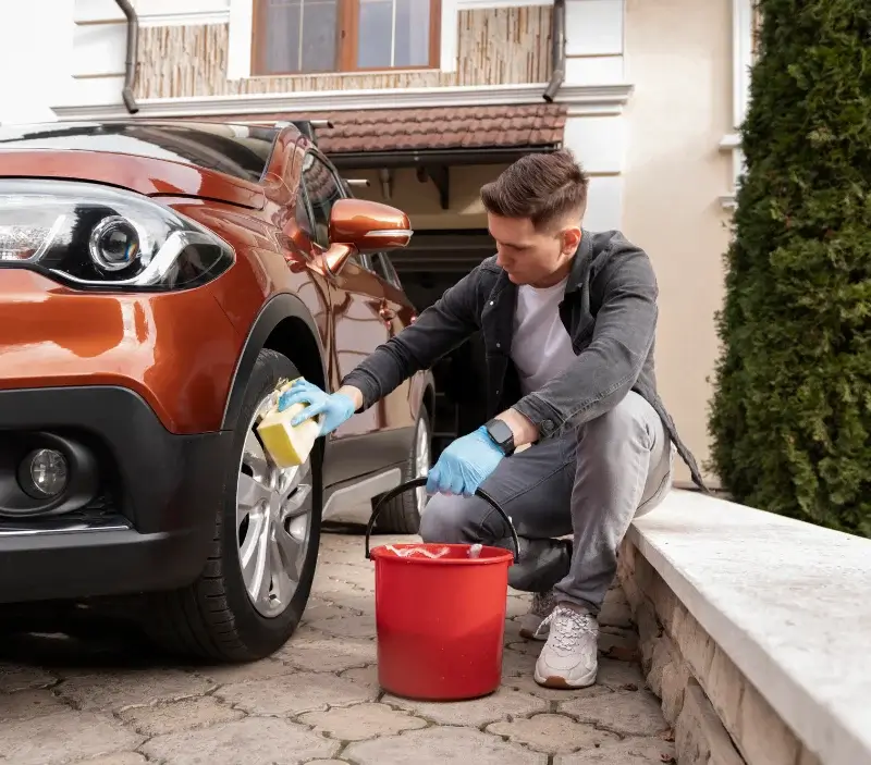 Lavage auto à domicile Bruyères-et-Montbérault : professionnel intervenant sur un véhicule